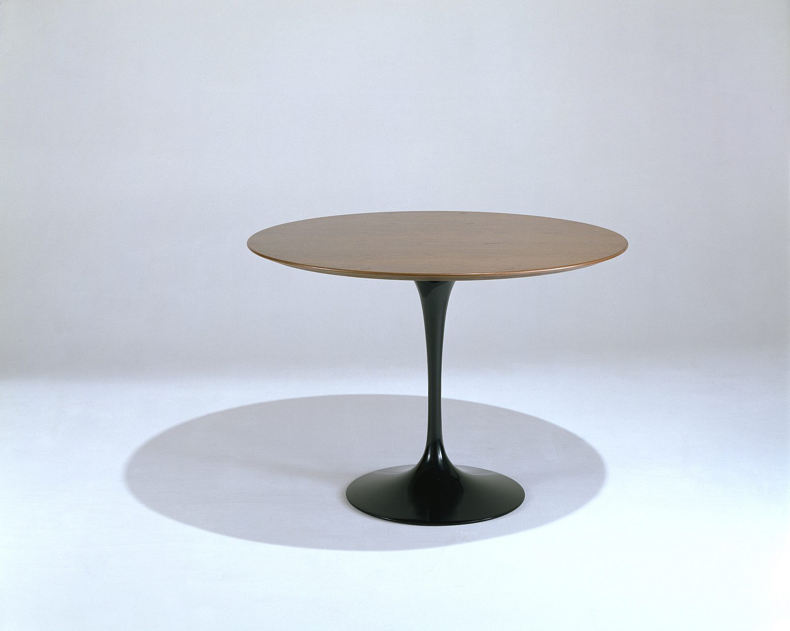 Knoll Saarinen Round Dining Table 03 seamless