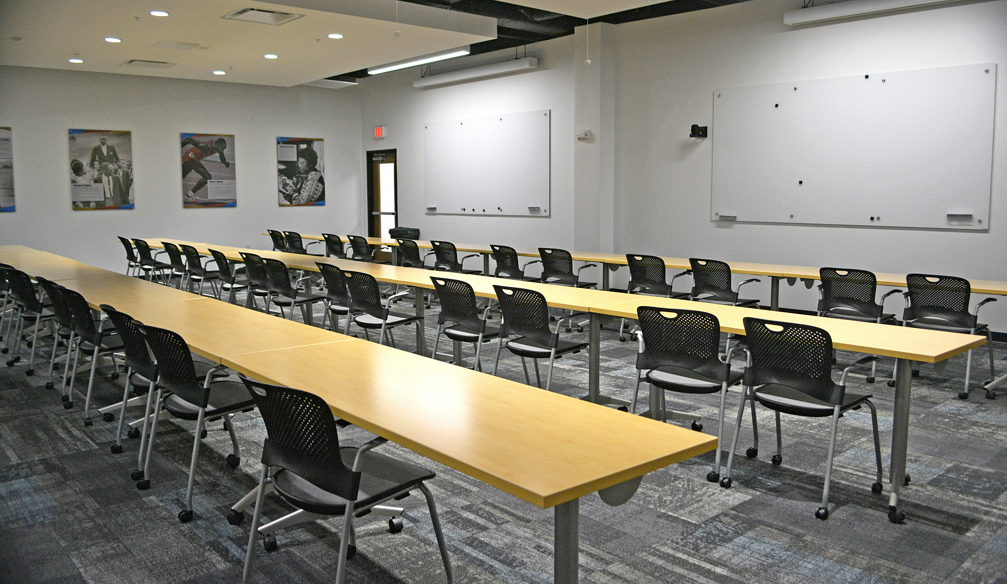 Training room equipped with mobile tables and chairs, ready for hosting a workshop.