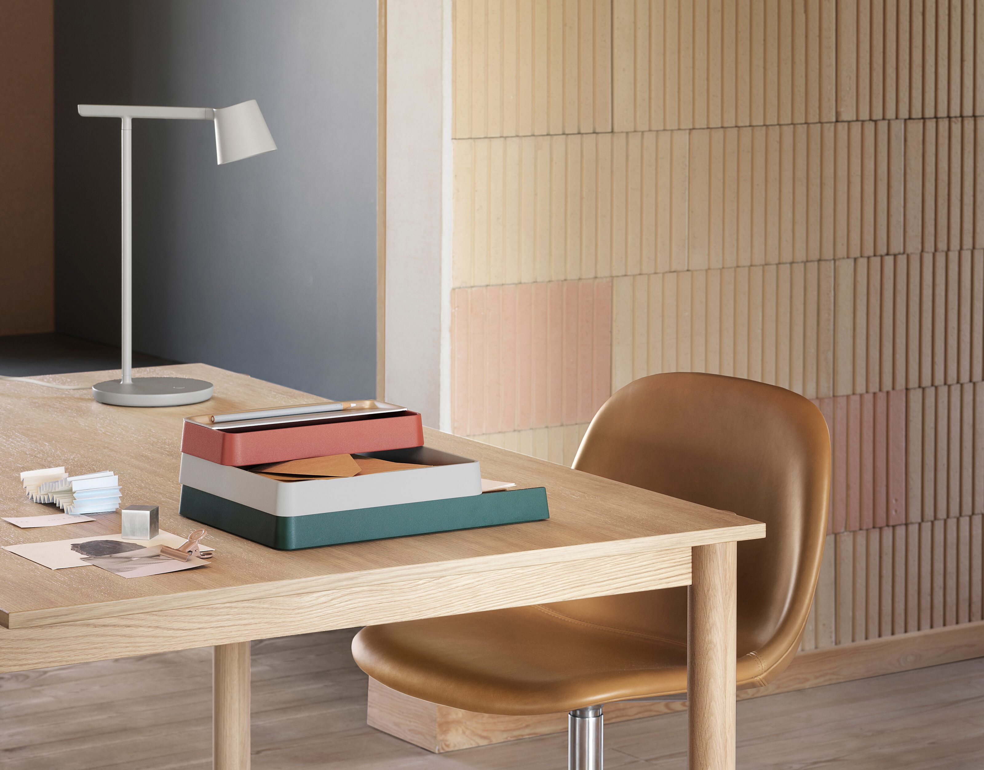 Arrange Desktop Series Linear Wood Table 140 tip table lamp grey Mini Stacked fiber side cognac chrome muuto V2 med res